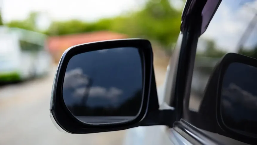 Patentes en vidrios y espejos, obligatorio en vehículos en Chile