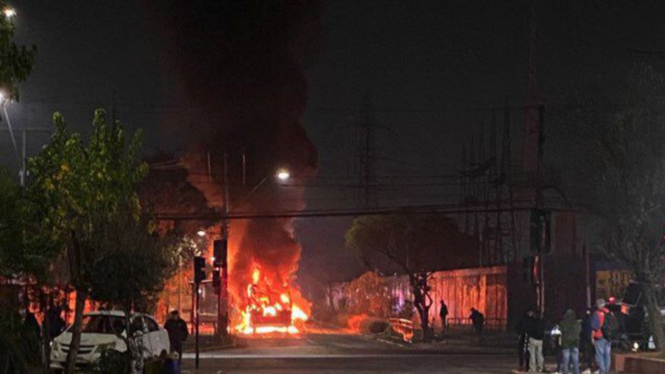 Menor detenido por incendio de bus en Cerro Navia, RM Menor detenido por incendio de bus en Cerro Navia, RM