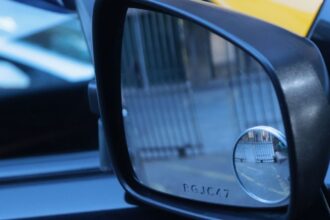 Vehículos en Chile deben grabar patentes en vidrios y espejos