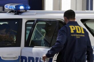 Tres extranjeros detenidos por venta de tecnología robada en Estación Central