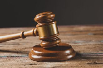 Abogado condenado a 4 años de cárcel por estafar $120 millones