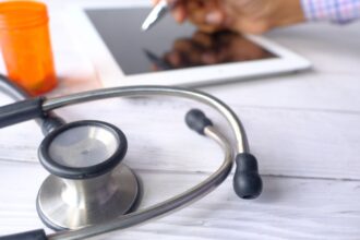 Irregularidades en licencias médicas: Funcionarios de entidades estatales salen del país