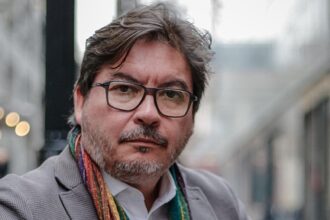 Exministro Marcos Barraza viaja fuera de Chile mientras estaba enfermo