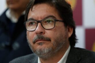 Exministro niega uso irregular de licencia médica para viajar al extranjero