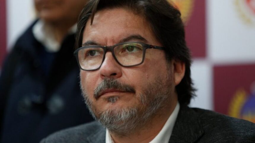 Exministro niega uso irregular de licencia médica para viajar al extranjero