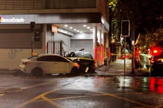 Chocan y huyen: Detenidos en Santiago tras incidente nocturno
