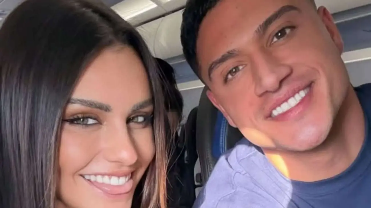 Escándalo en vuelo: Emilia y Sammis protagonizan incidente inusual Escándalo en vuelo: Emilia y Sammis protagonizan incidente inusual