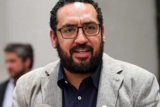 Ministro de Educación rechaza solo debatir sobre detectores de metales