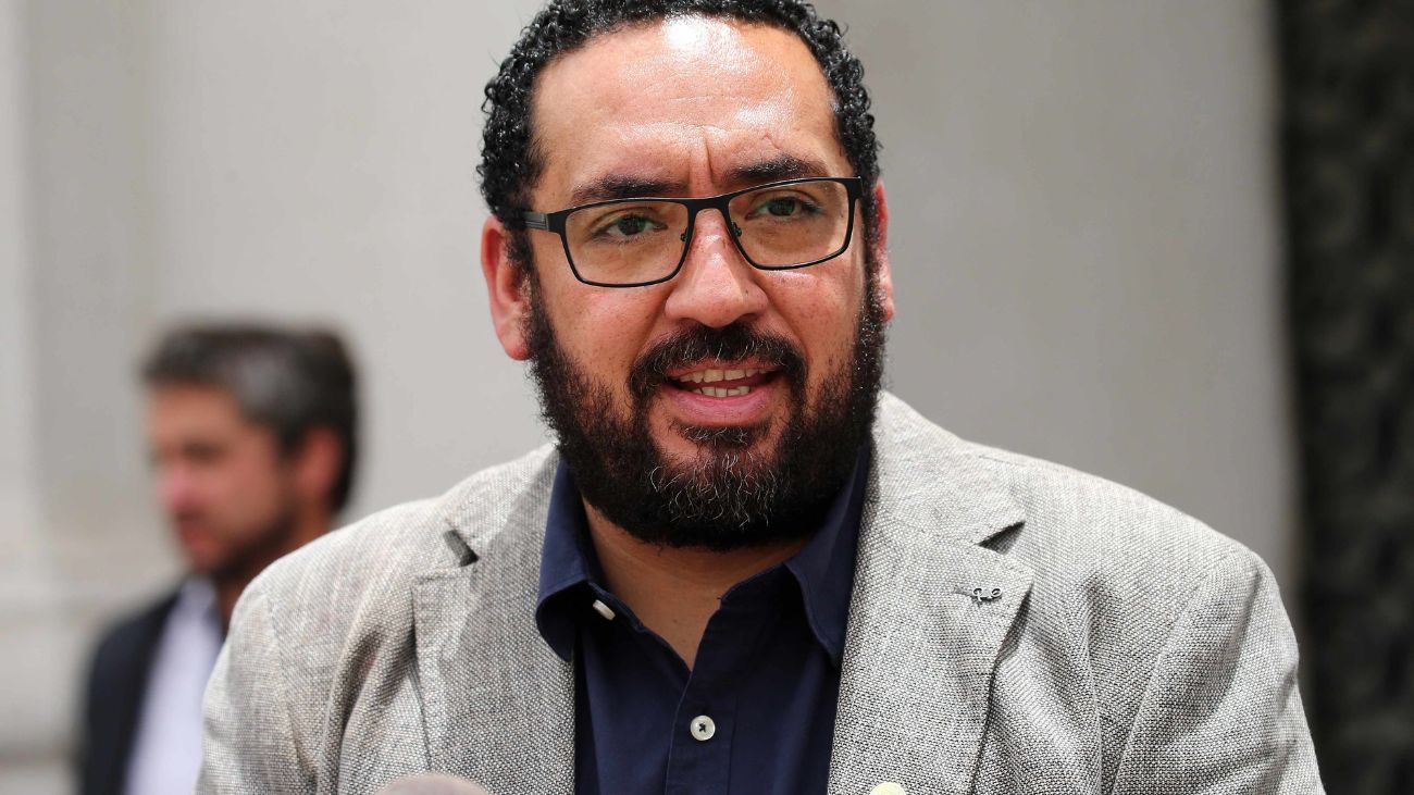Ministro de Educación rechaza solo debatir sobre detectores de metales Ministro de Educación rechaza solo debatir sobre detectores de metales