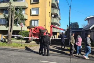 Dos heridos por caída de grúa en Temuco: investigan accidente grave