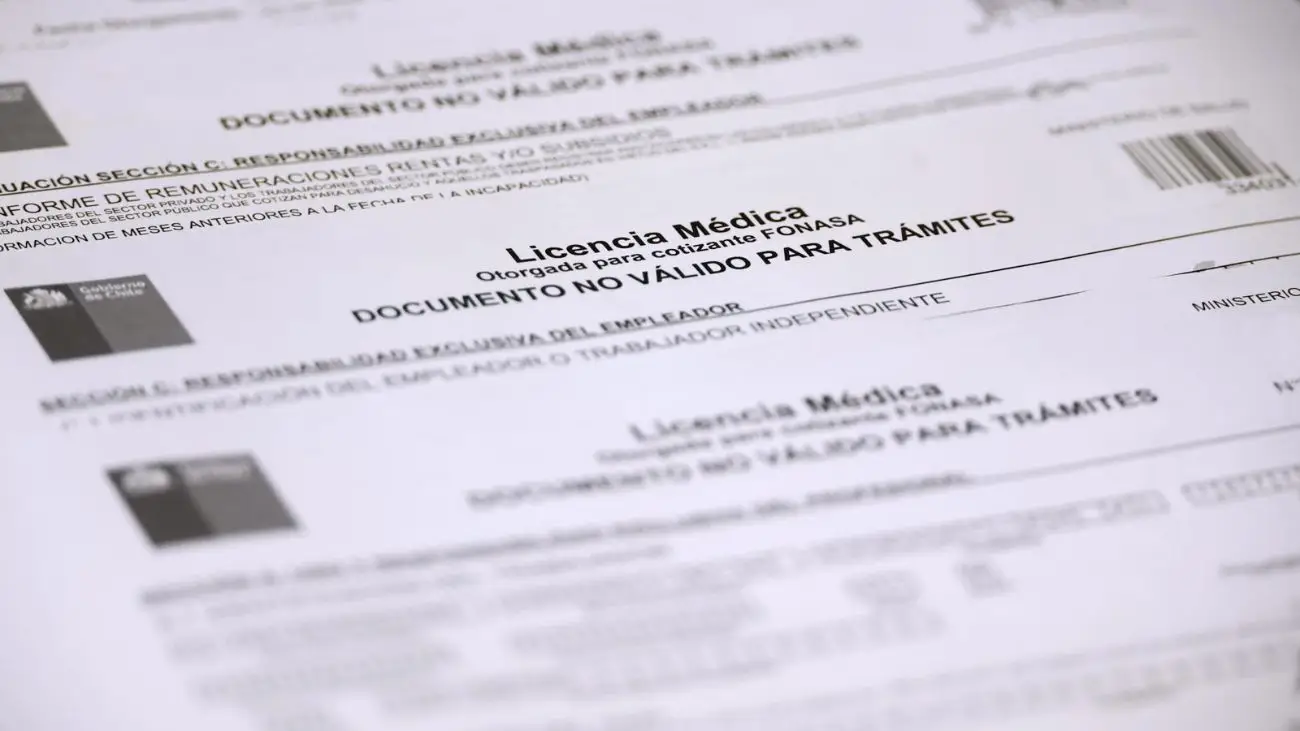 Investigan a jefa municipal por salir del país con licencia médica