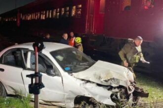 Accidente en Maipú: Tren choca con auto en cruce ferroviario