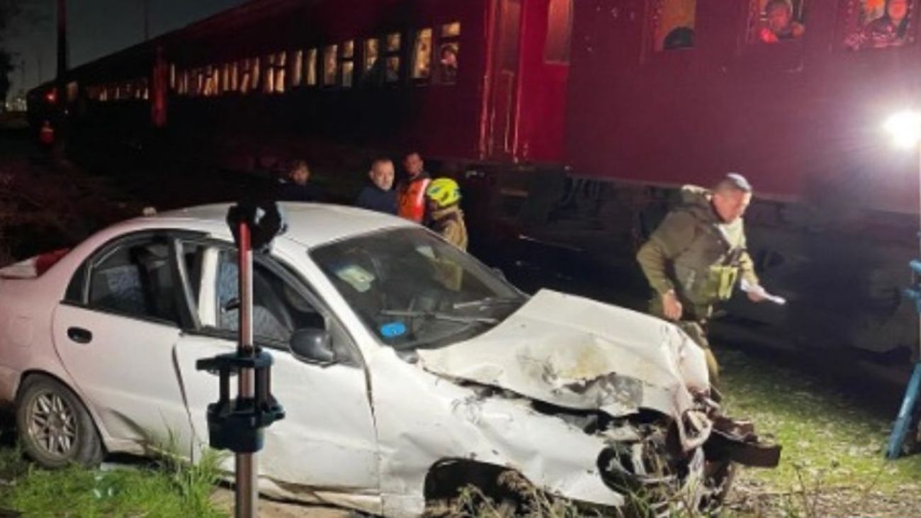 Accidente en Maipú: Tren choca con auto en cruce ferroviario