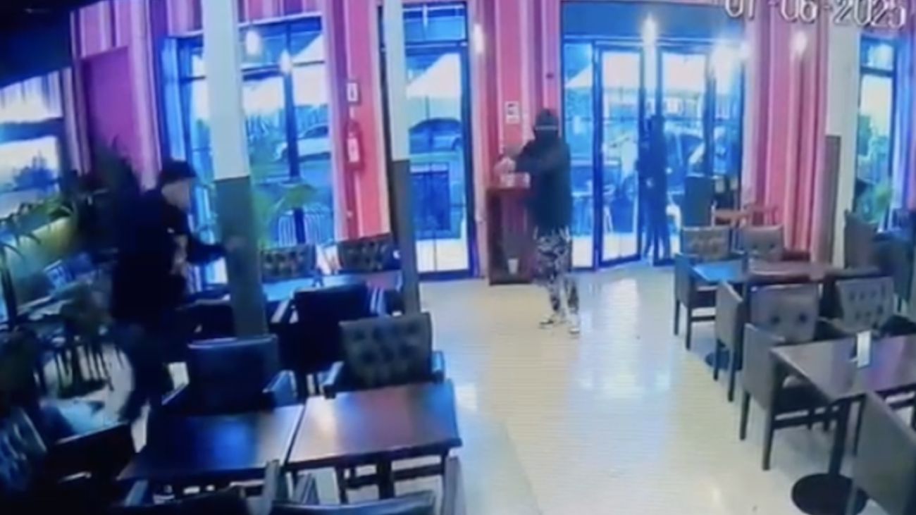 Balacera en Cosmopolitan Bar de Santiago: dos personas intimidadas por armados Balacera en Cosmopolitan Bar de Santiago: dos personas intimidadas por armados