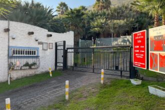 Hallan cuerpo de mujer en motel de Quilicura: presunta asfixia por ahorcamiento