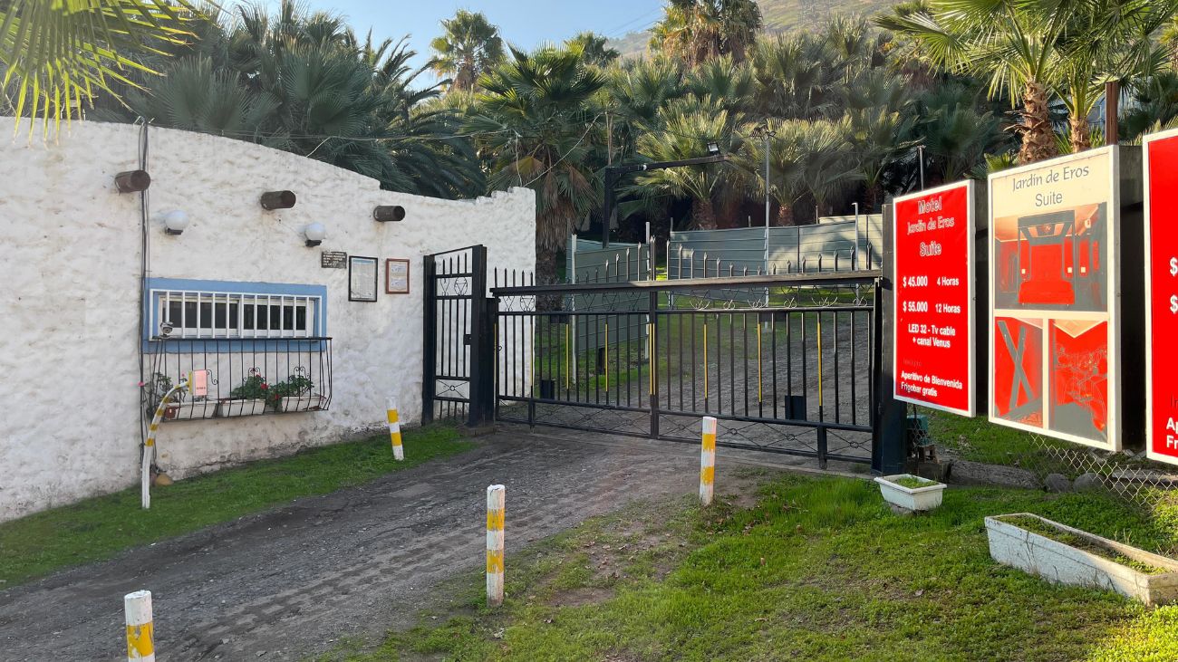 Hallan cuerpo de mujer en motel de Quilicura: presunta asfixia por ahorcamiento