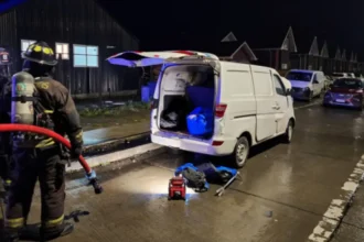 Explosión de furgón en Punta Arenas por encender un cigarrillo: conductor grave