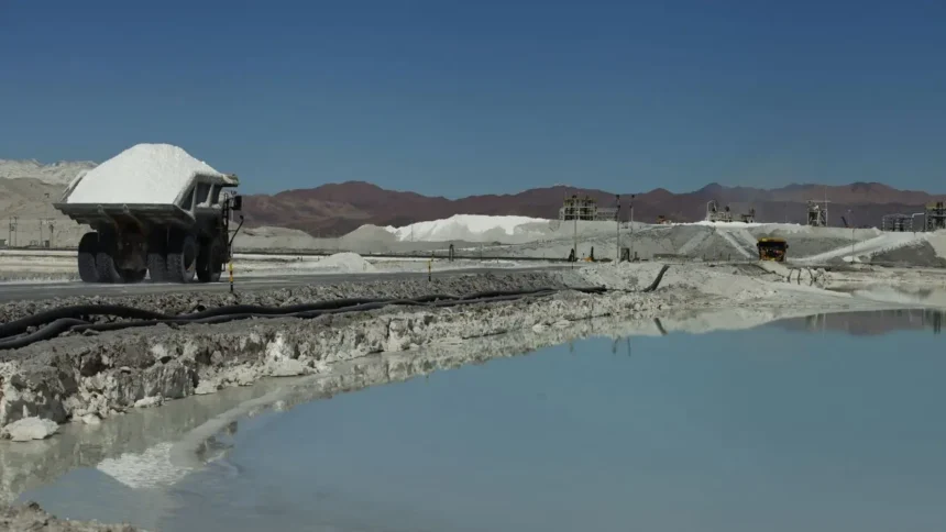 Debate sobre explotación de litio en Salar de Atacama divide opiniones