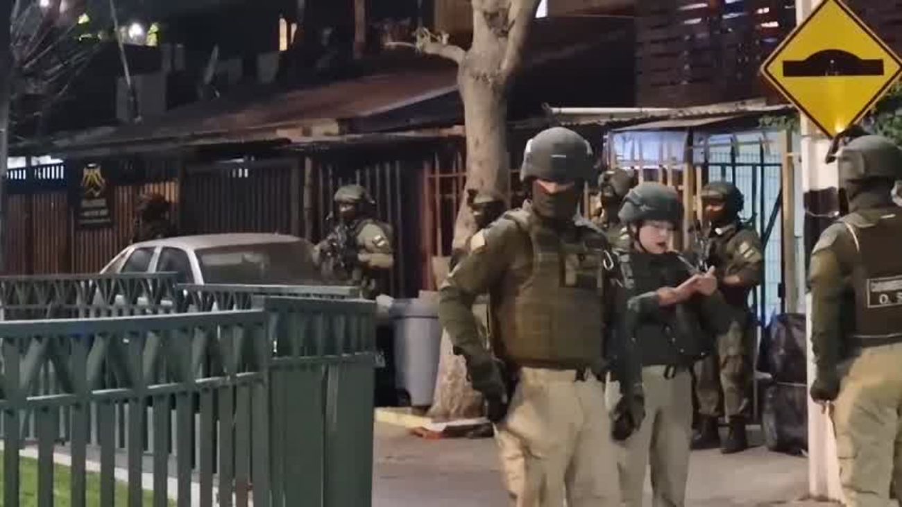 Operativo policial en Las Condes: detienen a cinco con drogas y armas Operativo policial en Las Condes: detienen a cinco con drogas y armas