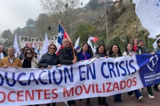 Contraloría: Paros docentes implican descuentos en remuneraciones de profesionales