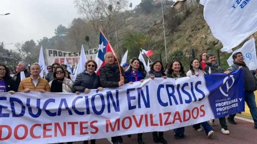 Contraloría: Paros docentes implican descuentos en remuneraciones de profesionales