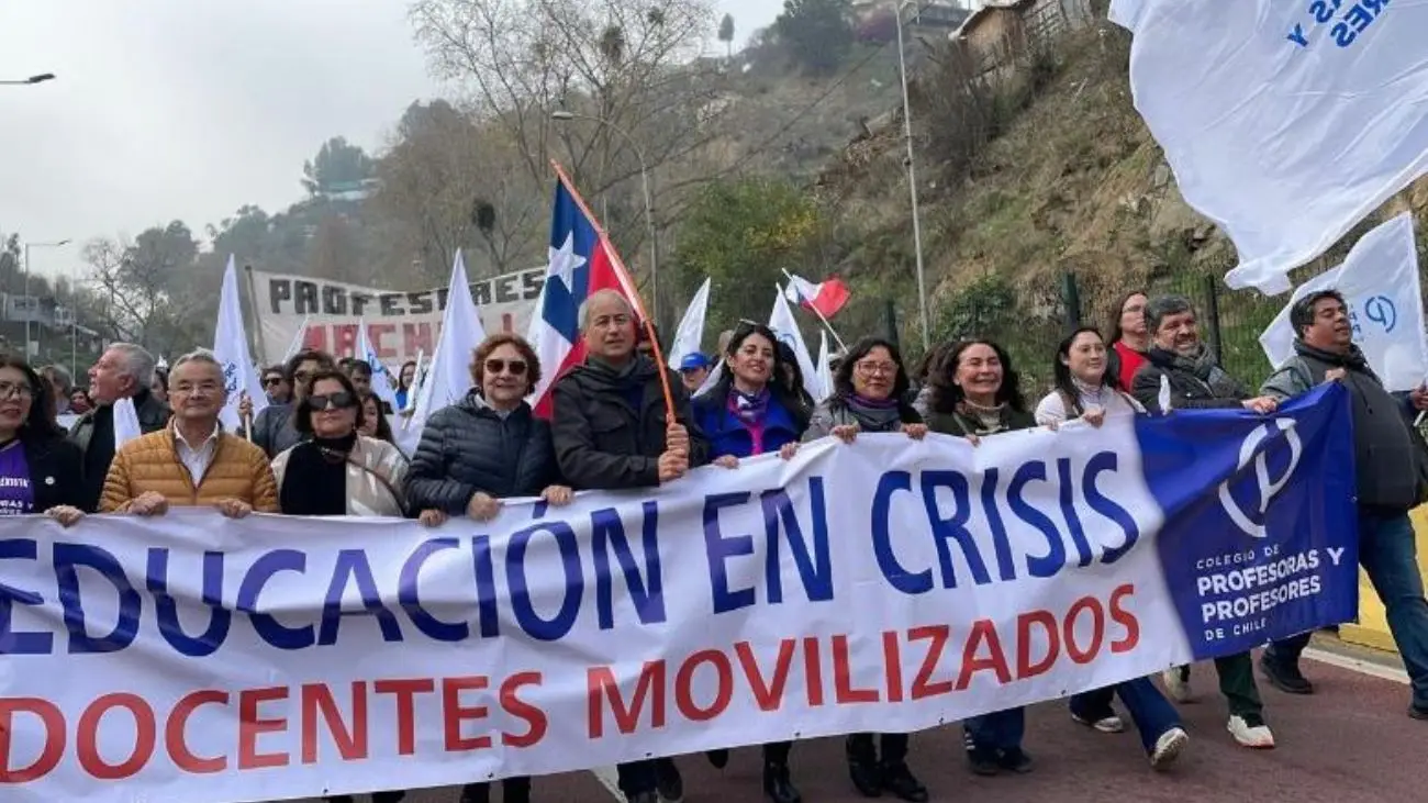 Contraloría: Paros docentes implican descuentos en remuneraciones de profesionales Contraloría: Paros docentes implican descuentos en remuneraciones de profesionales
