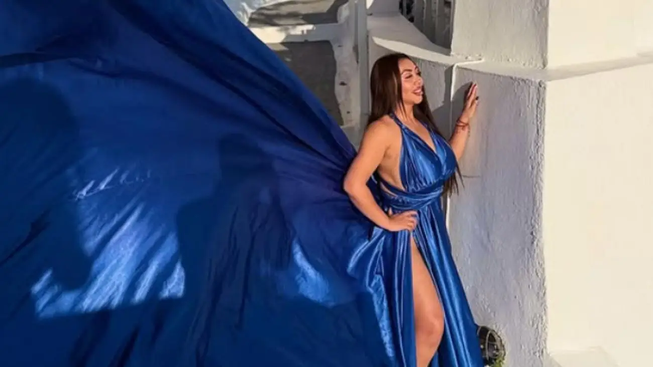 Naya Fácil reaparece en Santorini tras hospitalización por pielonefritis