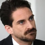 Gonzalo Winter pide ayuda tras robo durante campaña en Valdivia