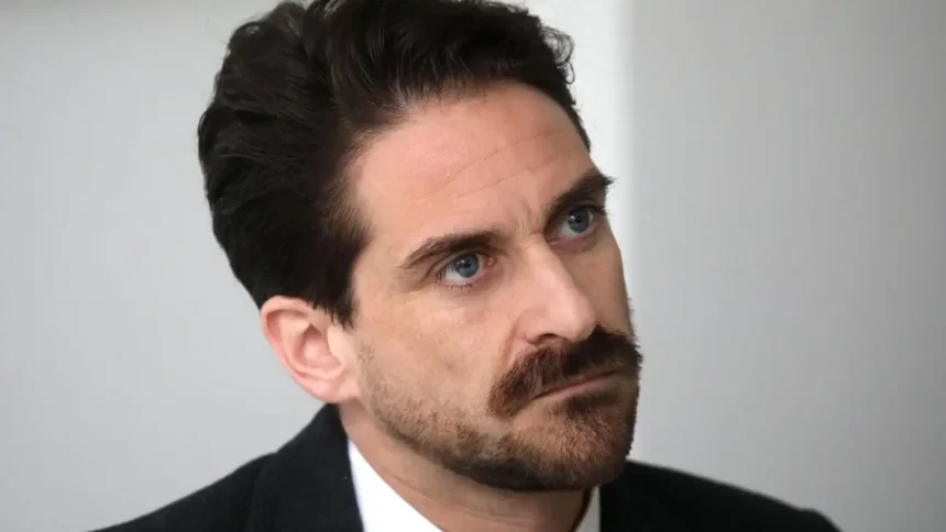 Gonzalo Winter pide ayuda tras robo durante campaña en Valdivia