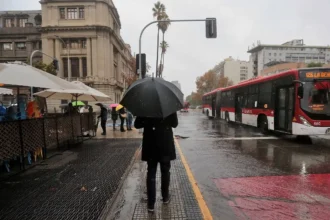 Pronóstico: Sistema frontal en Santiago con fuertes lluvias y vientos
