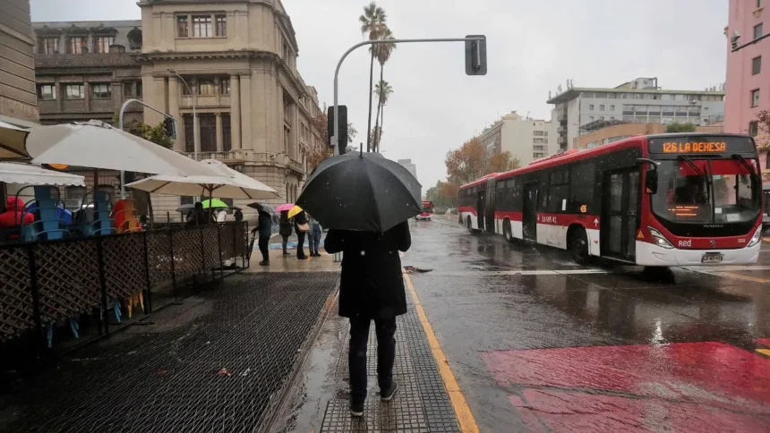 Pronóstico: Sistema frontal en Santiago con fuertes lluvias y vientos