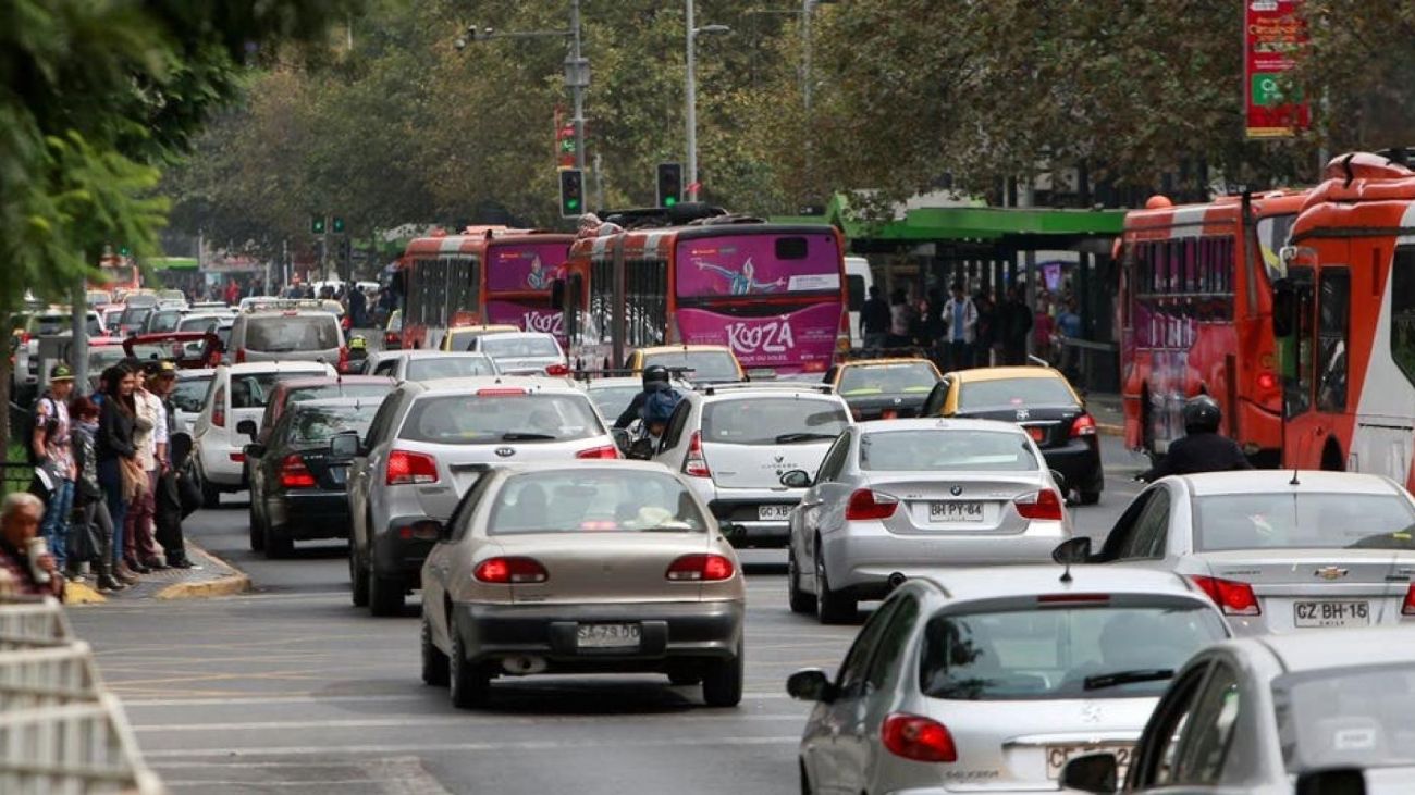 Restricción vehicular: ¿Qué autos no pueden circular este lunes en Santiago?