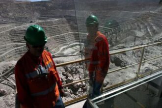 Orden judicial obliga a 105 trabajadores de Minera Escondida a devolver $8,5 millones each