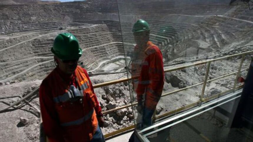 Orden judicial obliga a 105 trabajadores de Minera Escondida a devolver $8,5 millones each