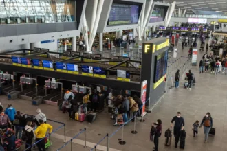 DGAC activa protocolos por aviso de bomba en Aeropuerto de Santiago