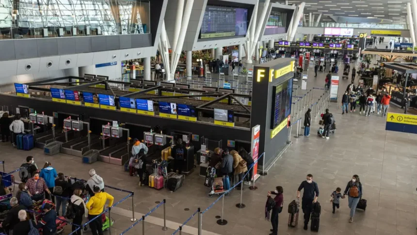 DGAC activa protocolos por aviso de bomba en Aeropuerto de Santiago