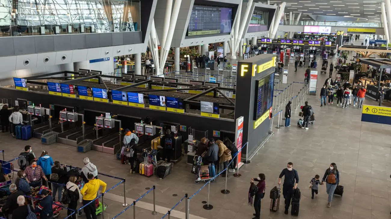DGAC activa protocolos por aviso de bomba en Aeropuerto de Santiago