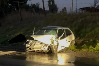 Colisión entre bus y auto en Lampa deja dos heridos graves
