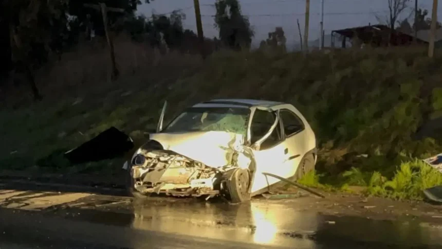 Colisión entre bus y auto en Lampa deja dos heridos graves
