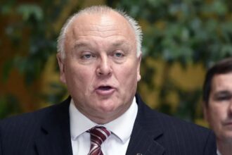 Denuncian a diputado Becker por maltrato laboral en Cámara Baja