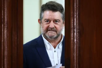 Claudio Orrego se defiende ante presuntas irregularidades en Gobierno de Santiago