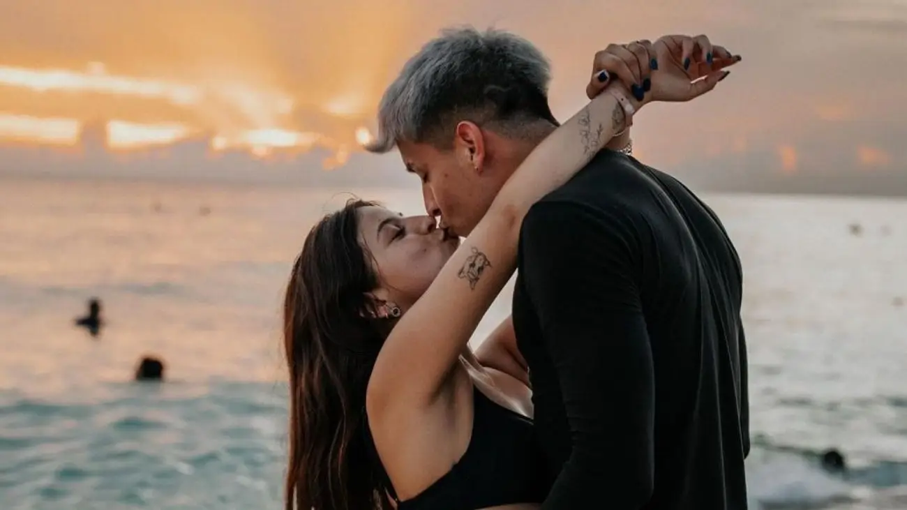 AK4:20 sorprende a Ignacia Antonia con romántico regalo de aniversario