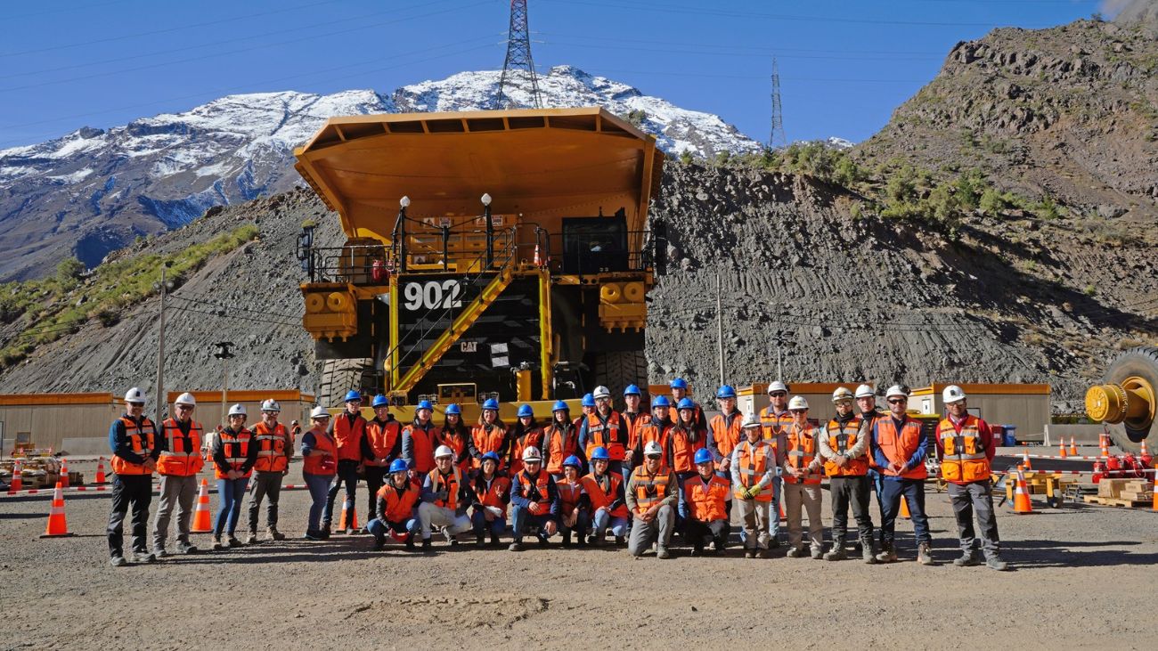 Visita a Mina Rajo: Estudiantes conocen armado de camiones CAEX de Codelco Andina Visita a Mina Rajo: Estudiantes conocen armado de camiones CAEX de Codelco Andina