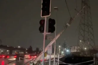 Accidente en Macul deja poste a punto de caer hacia puente