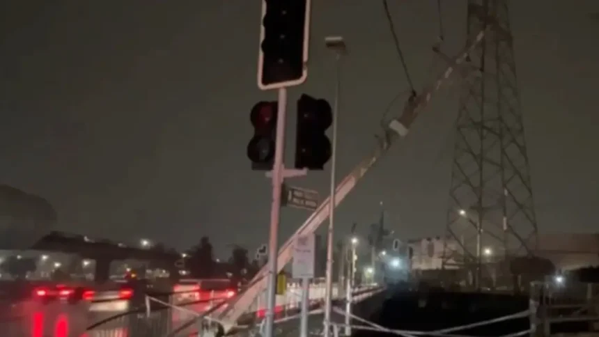 Accidente en Macul deja poste a punto de caer hacia puente