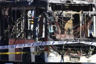 Incendio de bus en INBA: Autoridades buscan resolver crisis estudiantil