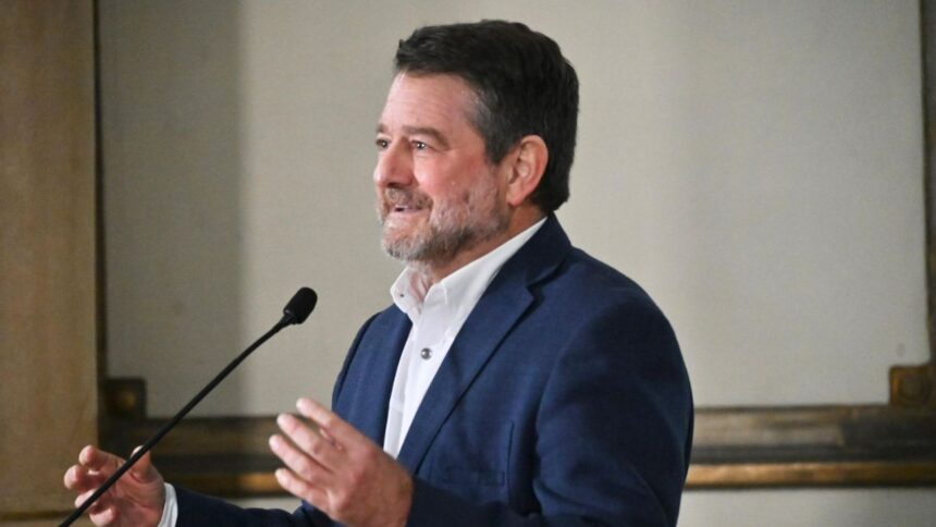 Claudio Orrego enfrenta solicitud de destitución por presunta contratación directa