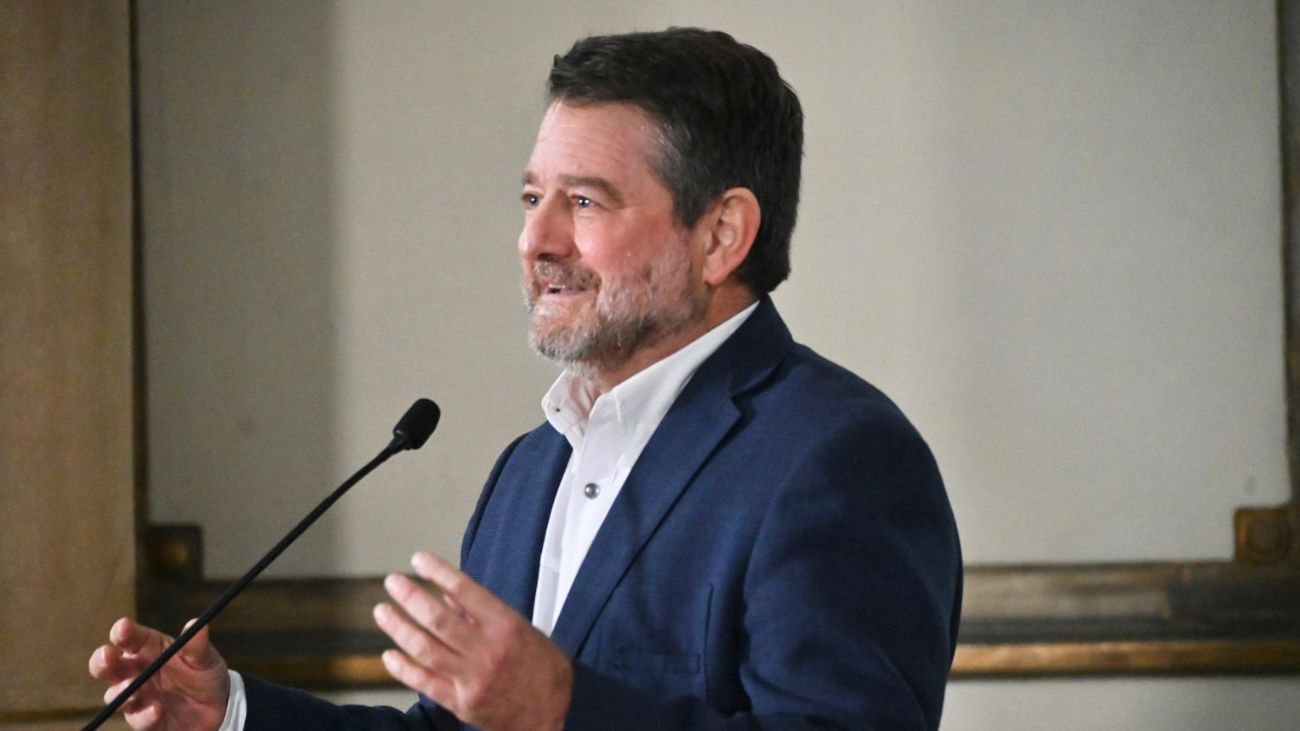 Claudio Orrego enfrenta solicitud de destitución por presunta contratación directa Claudio Orrego enfrenta solicitud de destitución por presunta contratación directa