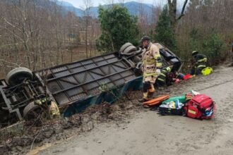 Volcamiento de bus en Carirriñe: cerca de 30 adultos mayores heridos