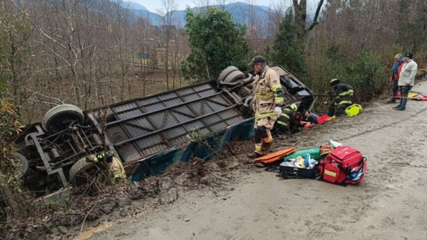 Volcamiento de bus en Carirriñe: cerca de 30 adultos mayores heridos